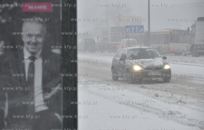 Gdańsk. Śnieżyca na Przymorzu. Nz. ul. Obrońców...