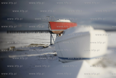 Puck. Zamarznieta Zatoka Pucka. 14.01.2010 fot. Krzysztof...