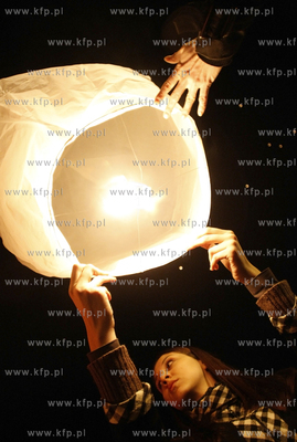 Gdansk. Plac Kobzdeja. 96 lampionow wypuszczono przez...