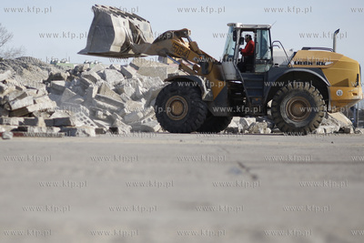 Gdansk Zaspa. Wyburzanie dawnego pasa startowego wzdluz...