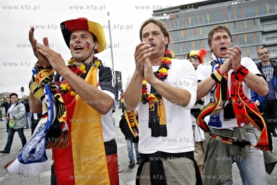 Gdansk Arena. Kibice wchodza na cwiecfinalowy mecz...