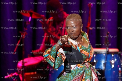 Siesta Festival.  Koncert pochodzacej z Beninu piosenkarki...