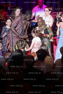 Siesta Festival.  Koncert pochodzacej z Beninu piosenkarki...