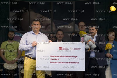 Gdańsk. Pola Nadziei. Nz. Dariusz Michalczewski przekazuje...