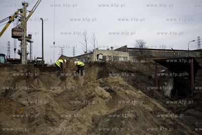 Stocznia Gdańska. Prace przy odkopywaniu schronu zbudowano...