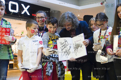 25. Finał WOŚP w C.H. Manhattan. Nz. licytacja między...