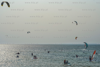 Kitesutfing na wodach Zatoku Puckiej w okolicy Chałup....