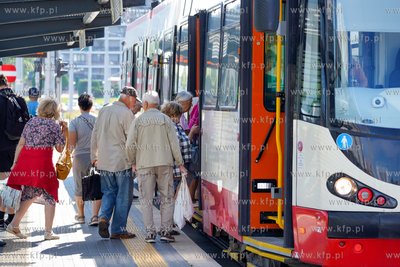 Morena. Duwag N8C na przystanku Warneńska. 30.07.2024...