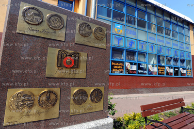 Dziwnow, Aleja Gwiazd Sportu. Marmurowe plyty z replikami...