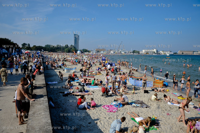 Gdynia. Tlumy turystow i mieszkancow gdyni podczas...