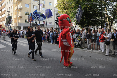 Gdynia. Parada zalog startujacych w Zlocie Zaglowcow...