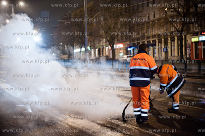 Gdansk. Nocna naprawa nawierzchn na skrzyzowaniu Al....