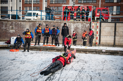 Marina w Gdansku. Cwiczenia ratownikow wopr oraz strazakow...