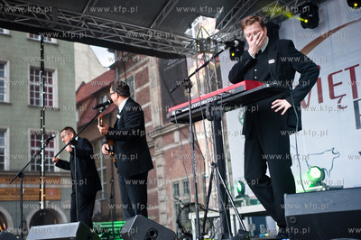 Gdansk. Scena na Dlugim Targu. Wystep kabaretu OT.TO...