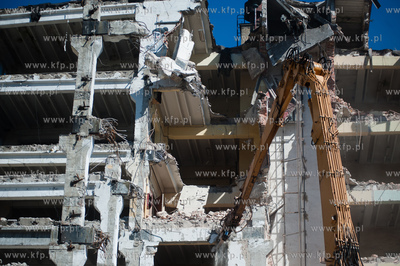 Gdynia. Wyburzanie jednego z budynkuw Dalmoru przy...