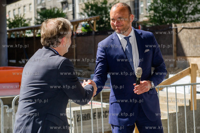 Gdynia. Uroczyste zawieszenie wiechy na nowo powstajacym...