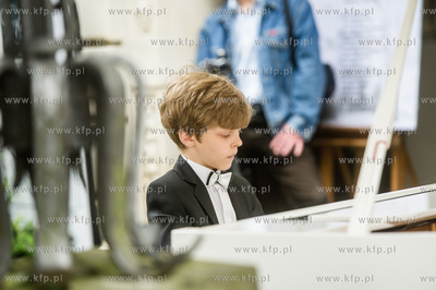 Gdansk. Muzyka Chopina na przedprozach gdanskich kamienic...