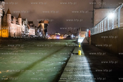 Gdańsk. Wysoki poziom wód Motławy, który jest efektem...