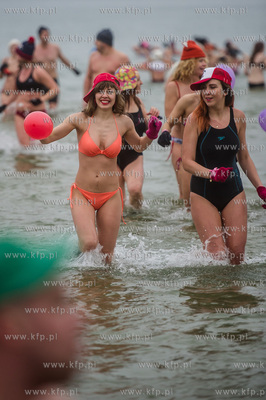 Plaża w Sopocie. Charytatywne morsowanie, w czasie...