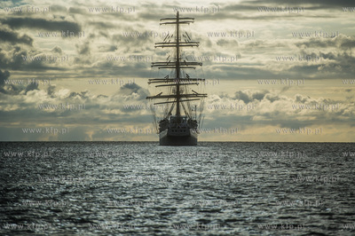 Zatoka Gdańsk. Wspólne ćwiczenia stawiania żagli...