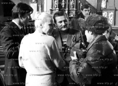 Plan zdjeciowy filmu "Czlowiek z zelaza". Scena w kosciele...