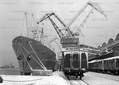 Statek Andrzej Strug stoi przycumowany do nabrzeża...