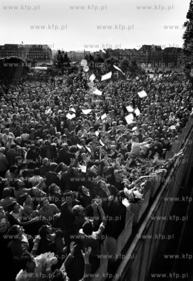 Strajk w Stoczni Gdanskiej im Lenina. Nz. Stoczniowcy...