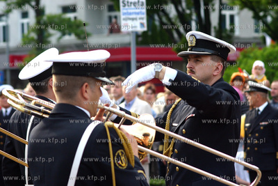 Zlozenie kwiatow i wiencow na plycie Marynarza Polskiego...