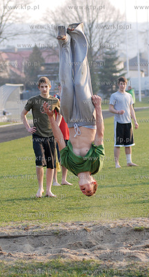 Rumia. Grupa nastolatkow trenujaca kapuere na stadionie...