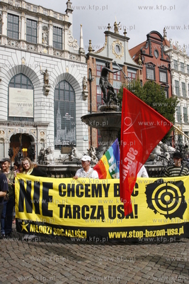 Okolo 60 osob, w wiekszosci czlonkow Mlodych Socjalistow,...