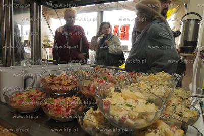 Bar mleczny, ktory prowadza osoby niepelnosprawne dziala...