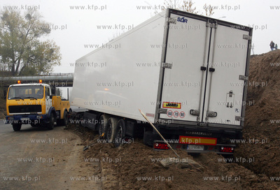 Szczecin - przed 7 rano kierowca tira z niewiadomych...