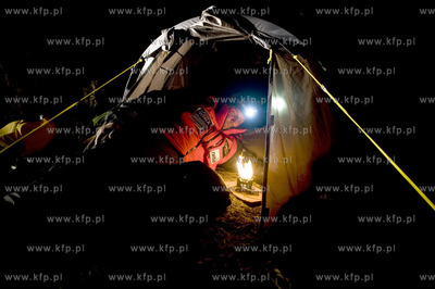 Podroznik Marek Kaminski podczas kajakowego splywu...