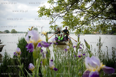 Nowy Torszyn NZ Strazacy pomagaja powodzianom, do domow...