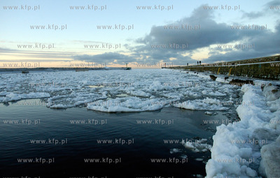 Ustka. Kra lodowa zablokowala kanal portowy w Ustce....