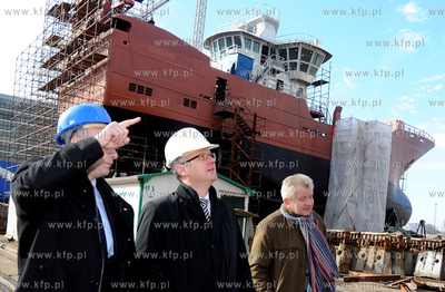 Minister Skarbu Aleksander Grad (nz w srodku) odwiedzil...