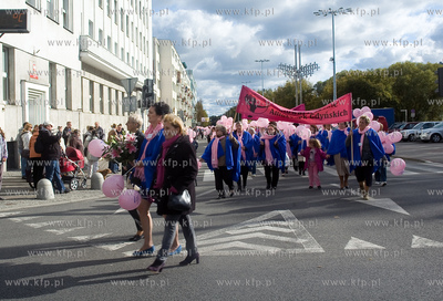 Marsz rozowej wstazki przeszedl ulicami Gdyni z okazji...