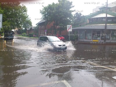 Obfite opady deszczu spowodowaly liczne podtopienia...