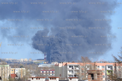 Pozar hali magazynowej na ulicy Hutniczej w Gdyni....