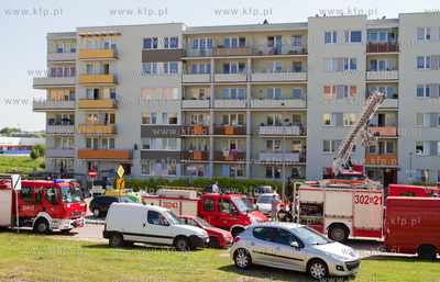 Gdansk-Chelm, pozar dachu bloku mieszkalnego przy ulicy...
