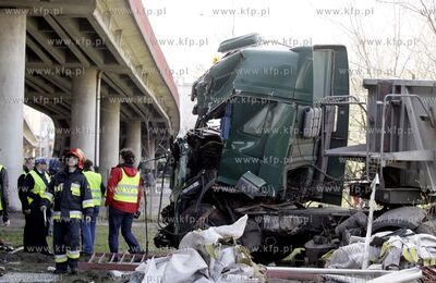 Wypadek na na Estakadzie Kwiatkowskiego w Gdyni. Jadaca...