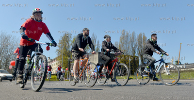 Bialo czerwony peleton pojawil sie 2 maja na ulicach...