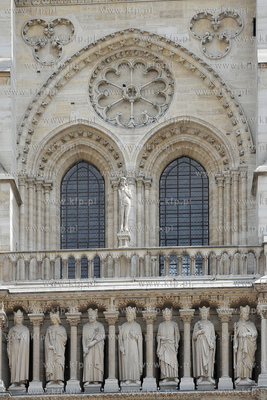 Paryż Wyspa Cite z Placem Św Jana Pawla II.  Katedra...