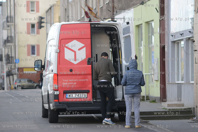 Gdynia Grabowek ul. Morska. Kurier DPD dorecza paczki...