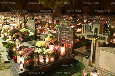 W zaduszkowy wieczór na cmentarzu parafialnym w Gdyni...
