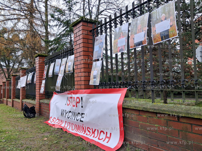 Protest mieszkańców Sulmina przed siedzibą Regionalnej...