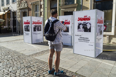 Gdańsk, ul. Długa. Wystawa "Drużyna Lecha", plakaty...