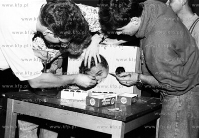 Otrzesiny studenckie. 10.91 fot. Maciej Kosycarz /KFP...