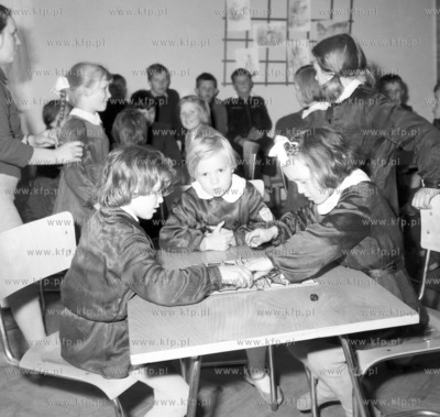 W szkolnej swietlicy. 0001788z 1969 Fot. Zbigniew Kosycarz...