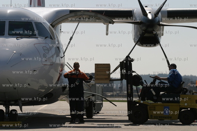Port lotniczy w Gdansku Rebiechowie. Przed terminalem...